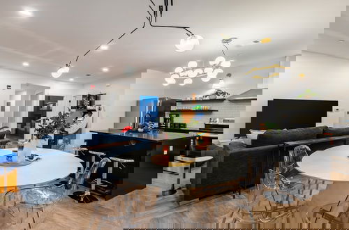 Foto 10 - Dual Bachelor Pads w Rooftop Lounge Games Sleeps 26 5 Min to Broadway