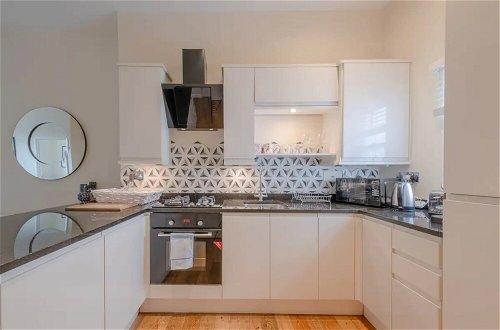 Photo 11 - Lovely 2 Bedroom Apartment With Great Transport Links