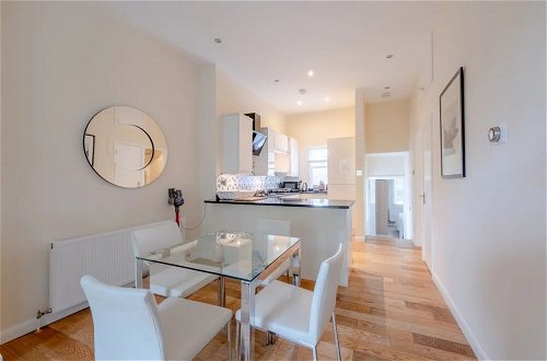 Photo 10 - Lovely 2 Bedroom Apartment With Great Transport Links