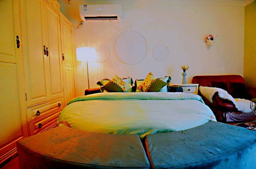 Photo 7 - Avatar Green Queen Round Bed High Rise View Futian