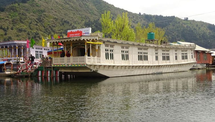 Photo 1 - Shiraz Deluxe Houseboat