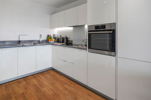 Photo 9 - Impeccable Flat Near Canary Wharf and the City