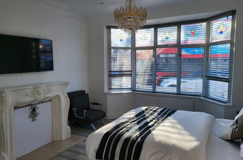 Photo 10 - Grand Exclusive 2 Bed Apartment - London