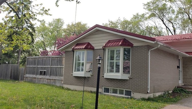 Photo 1 - Bungalow With Cozy 4 Bedrooms on a Large Property Lot ! Late Check-out