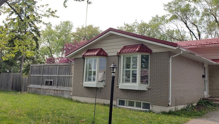 Photo 1 - Bungalow With Cozy 4 Bedrooms on a Large Property Lot ! Late Check-out