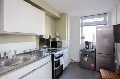 Photo 4 - Spacious 3 Bedroom Flat in the Heart of Shoreditch