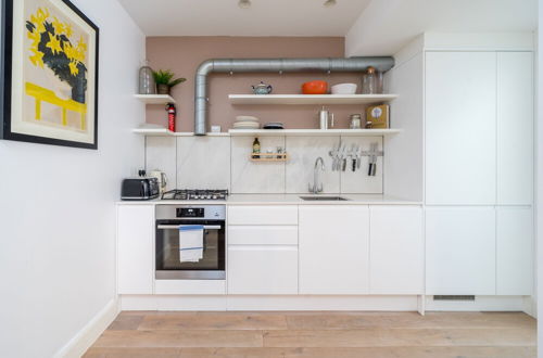 Foto 7 - Altido Stylish 2-Bed Flat W/ Private Garden In Notting Hill,