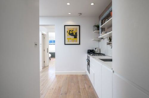 Foto 9 - JOIVY Stylish 2-Bed Flat W/ Private Garden In Notting Hill,