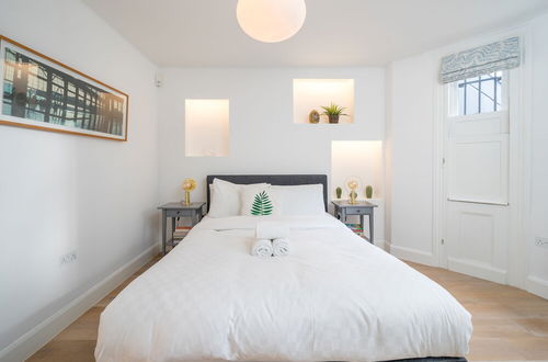 Photo 3 - JOIVY Stylish 2-Bed Flat W/ Private Garden In Notting Hill,