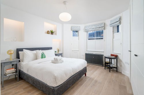 Photo 5 - Altido Stylish 2-Bed Flat W/ Private Garden In Notting Hill,