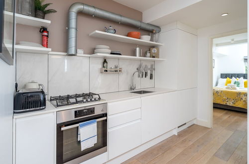 Photo 8 - Altido Stylish 2-Bed Flat W/ Private Garden In Notting Hill,