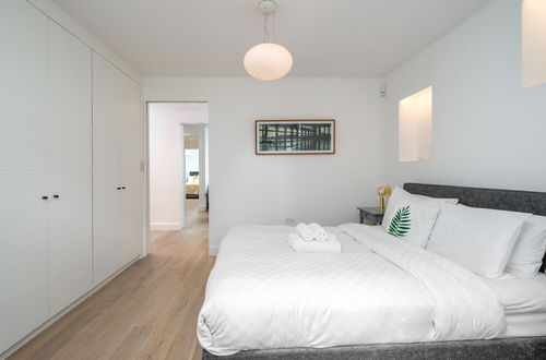 Foto 6 - JOIVY Stylish 2-Bed Flat W/ Private Garden In Notting Hill,