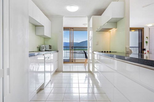 Photo 10 - Cairns Ocean View Apartment in Aquarius