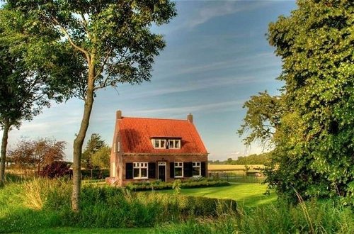 Foto 32 - Spacious Farmhouse in Ijzendijke With Garden