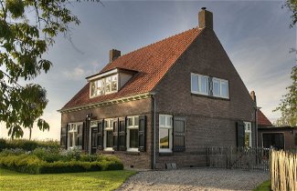 Foto 1 - Spacious Farmhouse in Ijzendijke With Garden