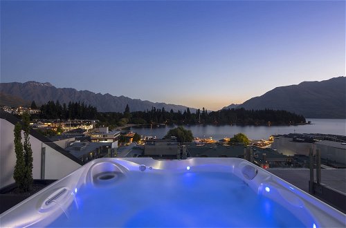 Photo 19 - Shotover Penthouse & Spa by Staysouth