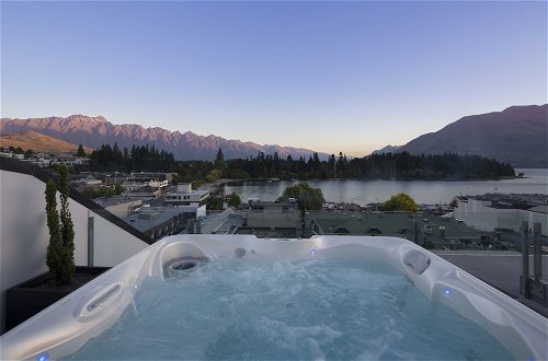 Photo 21 - Shotover Penthouse & Spa by Staysouth