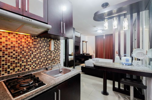 Photo 5 - Comfort Living Studio Apartment At Mangga Dua Residence