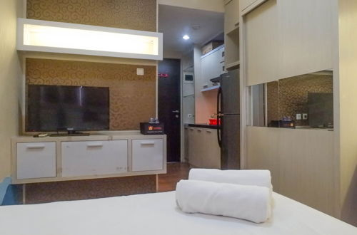 Foto 17 - Trendy and Tidy Studio Room at Puri Mas Apartment