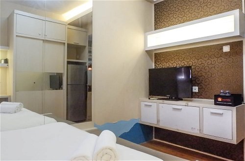 Foto 13 - Trendy and Tidy Studio Room at Puri Mas Apartment