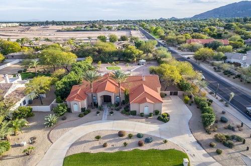 Photo 16 - Paradise Valley by Avantstay Expansive Oasis w/ Putting Green, Pool & Mtn Views