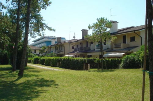 Photo 14 - Spacious House for 6 With Pool and Garden