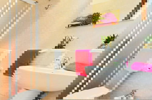 Foto 7 - Bright sea Front Apartment With Balcony