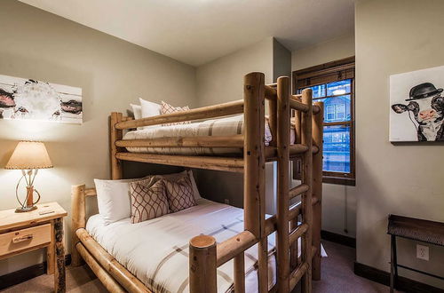 Photo 15 - Red Hawk by Avantstay Charming Cabin w/ Theatre & Spa 5mins to Deer Valley Mtn