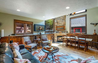 Foto 1 - Red Hawk by Avantstay Charming Cabin w/ Theatre & Spa 5mins to Deer Valley Mtn