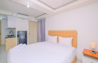 Photo 3 - Warm And Comfortable Studio At Amethyst Apartment