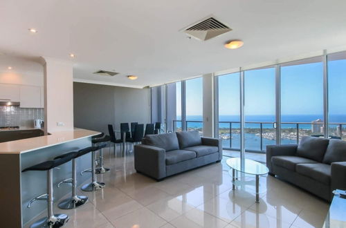 Photo 5 - Spacious 3 Bedroom Apartment on the 39th Floor With Pool