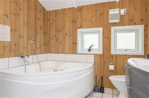 Photo 10 - Modern Holiday Home in Glesborg with Hot Tub & Sauna