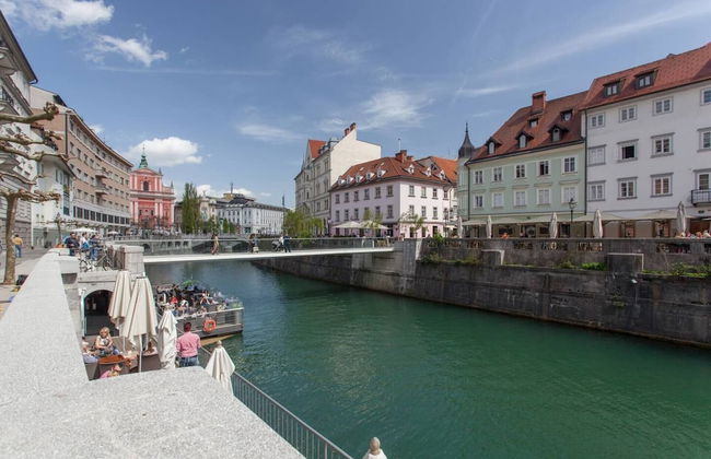 Ljubljana Riverbank Apartment in City Centre! - Foto 1