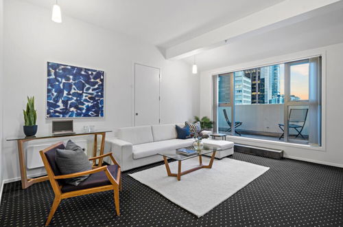 Foto 14 - Chic & Spacious CBD Loft - 2 Beds & City