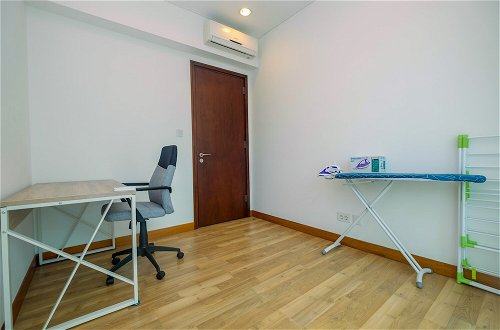 Foto 4 - Cozy 1BR with Workspace at Setiabudi Skygarden Apartment