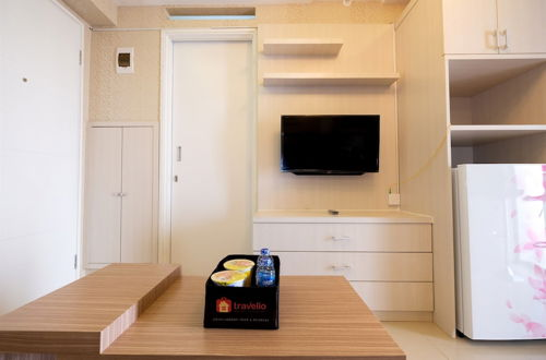 Foto 14 - Modern Minimalist 2 Bedrooms at Bassura City Apartment By Travelio