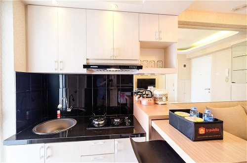 Photo 8 - Modern Minimalist 2 Bedrooms at Bassura City Apartment By Travelio