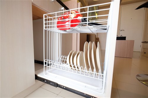 Photo 10 - Modern Minimalist 2 Bedrooms at Bassura City Apartment By Travelio