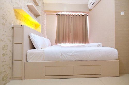 Photo 5 - Modern Minimalist 2 Bedrooms at Bassura City Apartment By Travelio