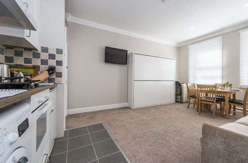 Photo 10 - Stylish Apartment 12 Minutes Tube to Oxford Street With Free Wifi and air con