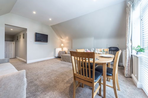 Photo 11 - Stylish Apartment 12 Minutes Tube to Oxford Street With Free Wifi and air con