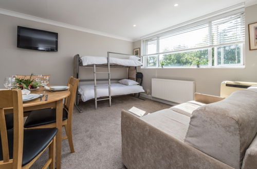 Photo 14 - Stylish Apartment 12 Minutes Tube to Oxford Street With Free Wifi and air con