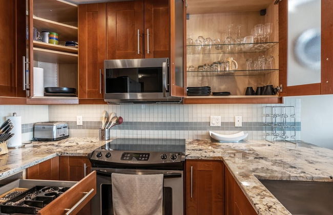 Raven's Nest - Luxury Pet Friendly Condo w/ Private Hot Tub & Mountain Views - Foto 5