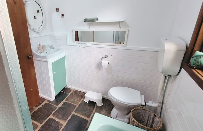 Rustic Country Lane Farmhouse in Lysterfield - Photo 20