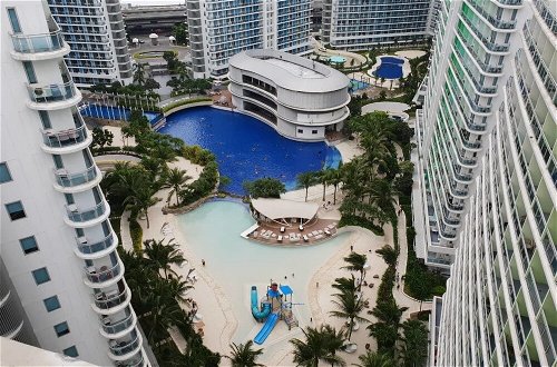Foto 9 - Azure Luxury City Suites by VacationsPH