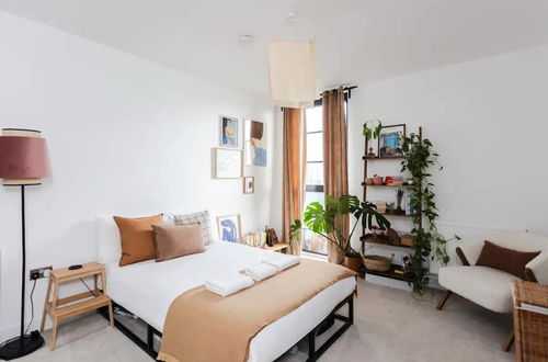 Foto 5 - Bright 1 Bedroom Apartment in Hackney Wick With Balcony