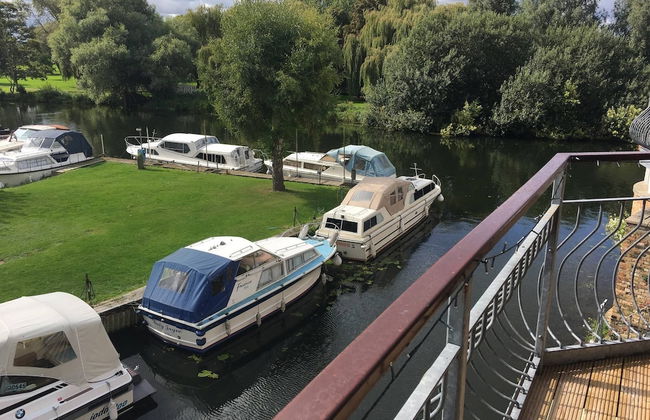 Waterfront House In The Heart Of St Neots - Photo 1