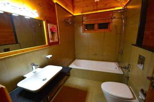 Foto 4 - Room in Guest Room - Lakerose Wayanad Resort - Water Front Grandeur