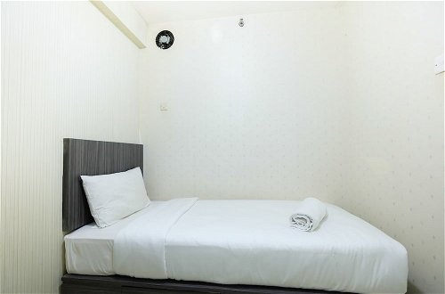 Foto 7 - Monochrome Style 2 Bedrooms at Kalibata City Apartment By Travelio