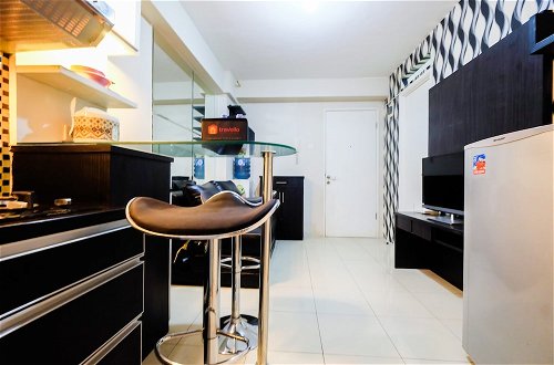 Photo 17 - Monochrome Style 2 Bedrooms at Kalibata City Apartment By Travelio